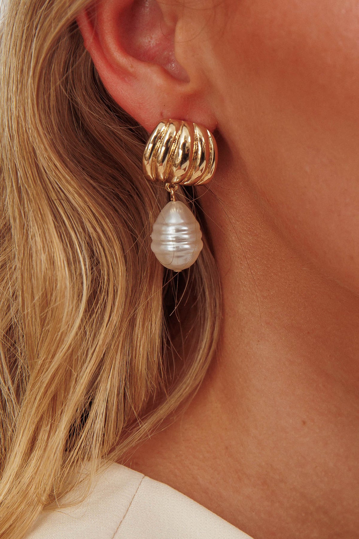 Andi Ridged Pearl Drop Stud Earrings Gold/Pearl