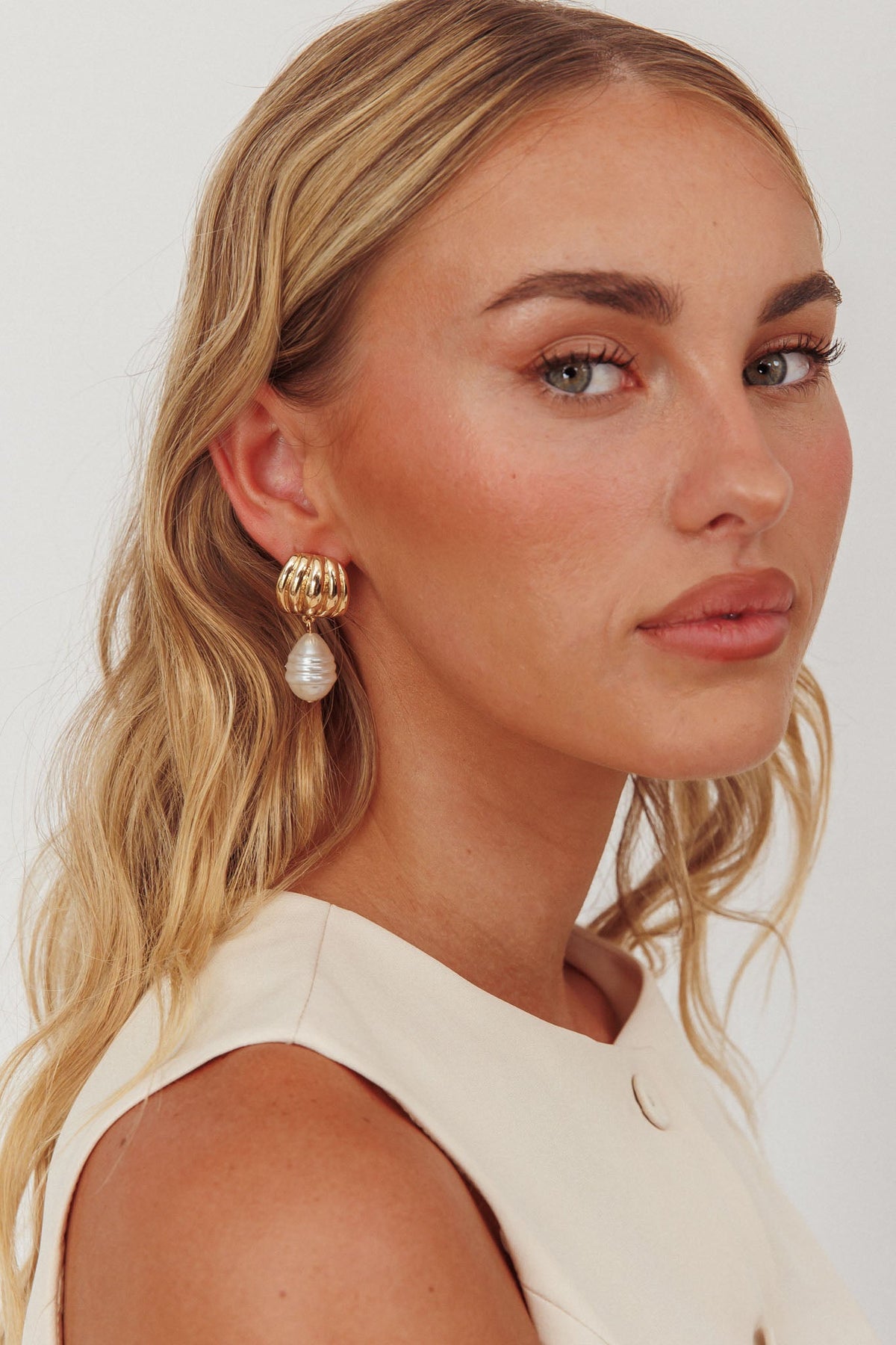 Andi Ridged Pearl Drop Stud Earrings Gold/Pearl
